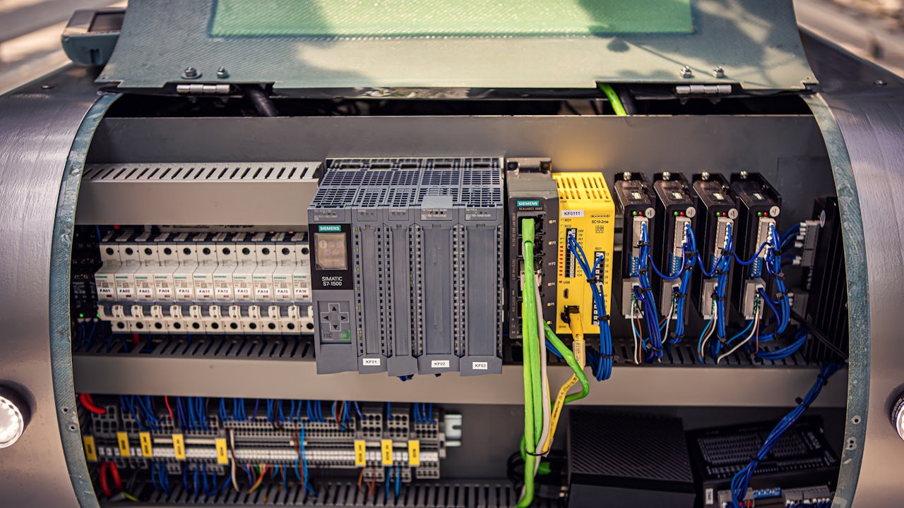 The robots are equipped with Simatic S7-1500 controller and other Siemens technologies.