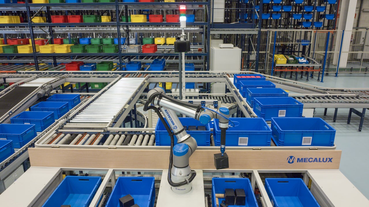 The Mecalux and Siemens robotized picking system in action.