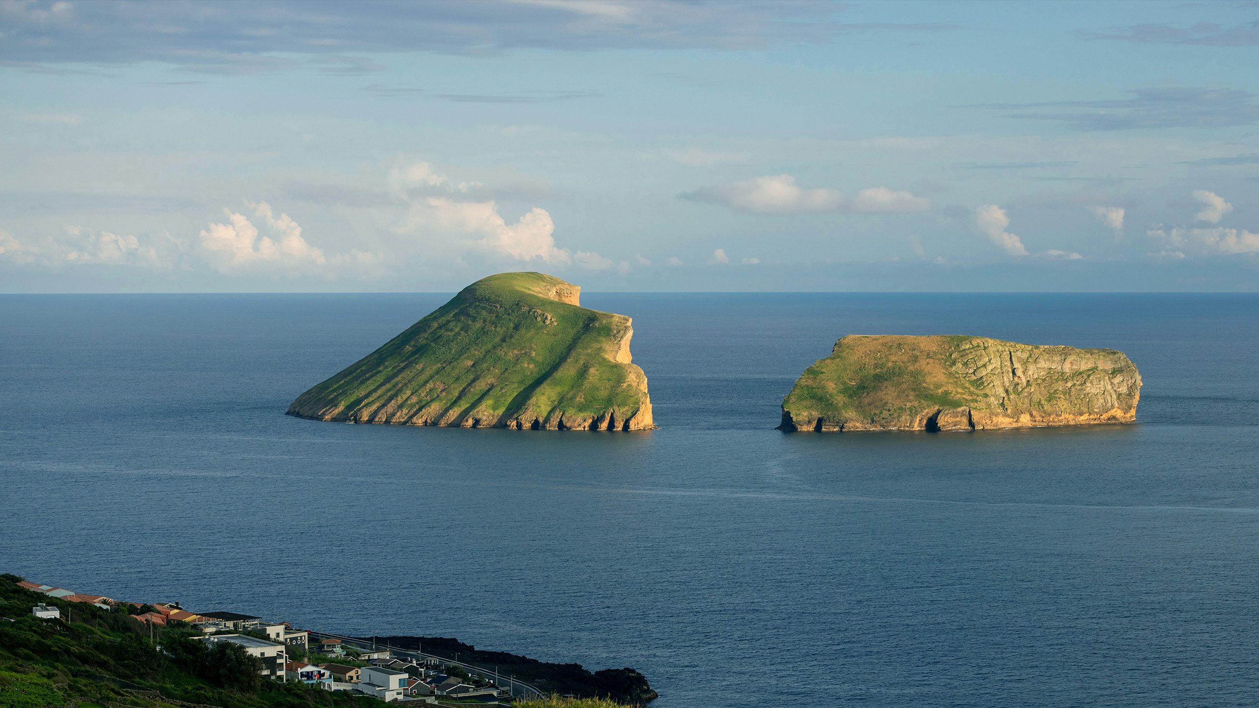 A visual representation of a smart microgrid in the Azores, highlighting decarbonization efforts.