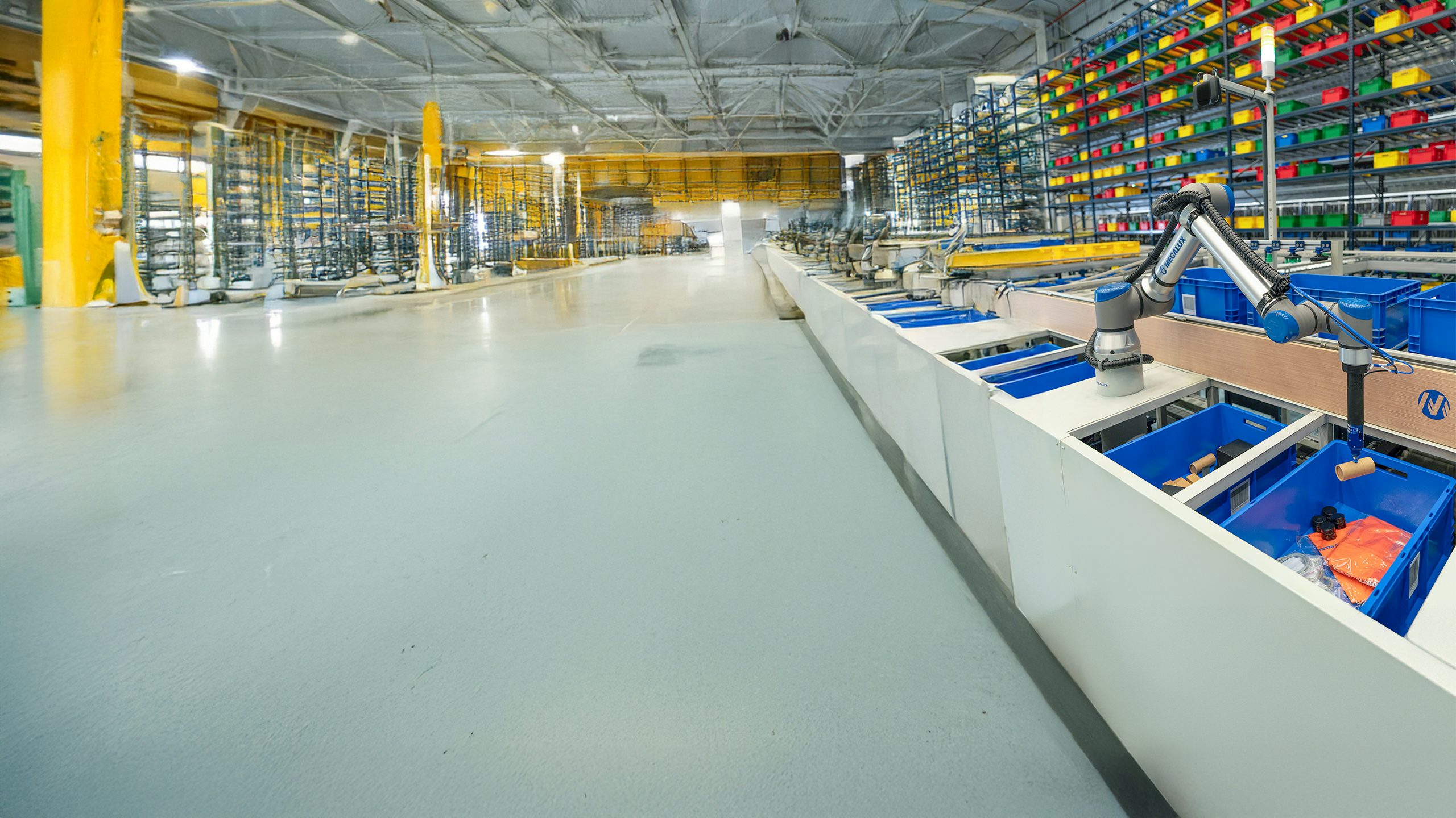 The Mecalux and Siemens robotized picking system in action.