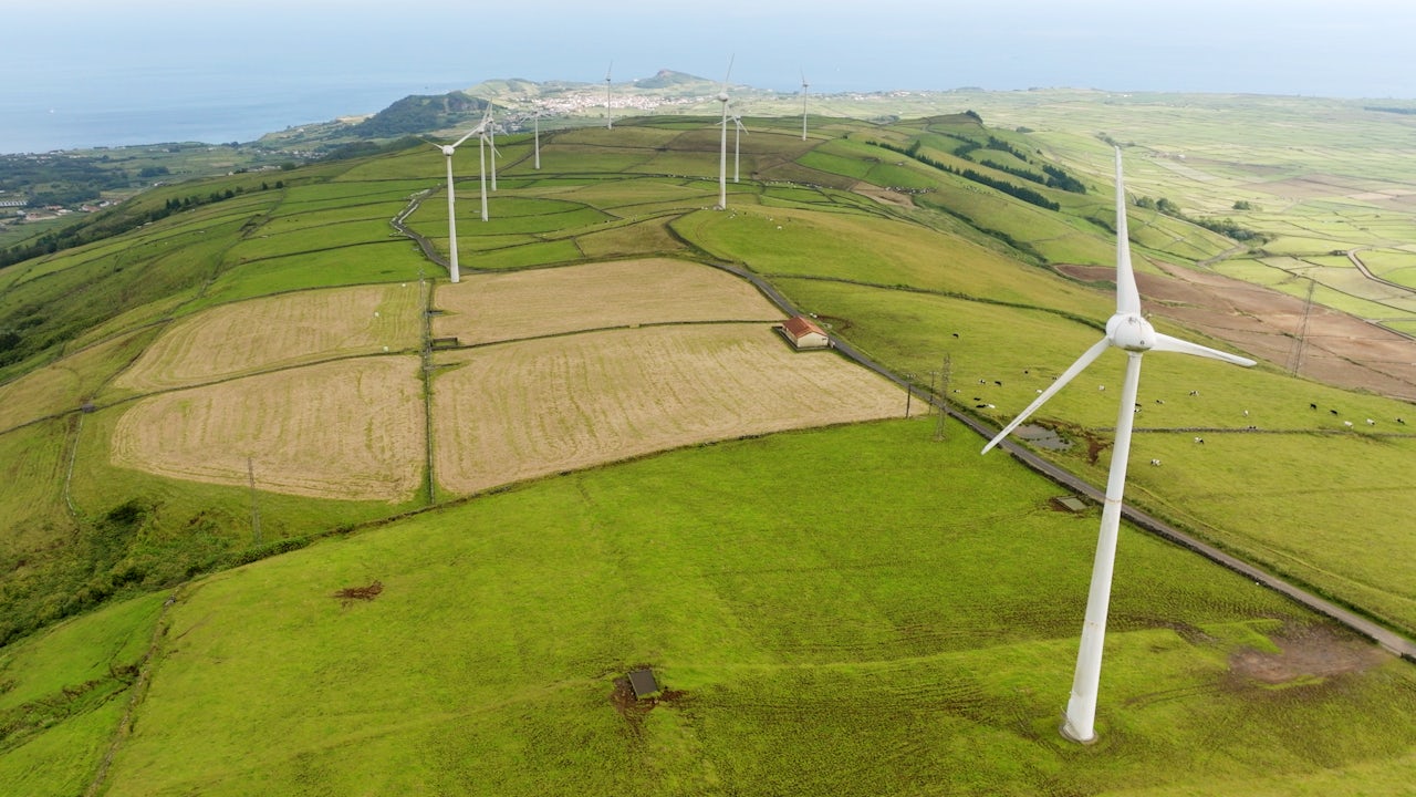 A map of the Azores archipelago highlighting wind energy production.