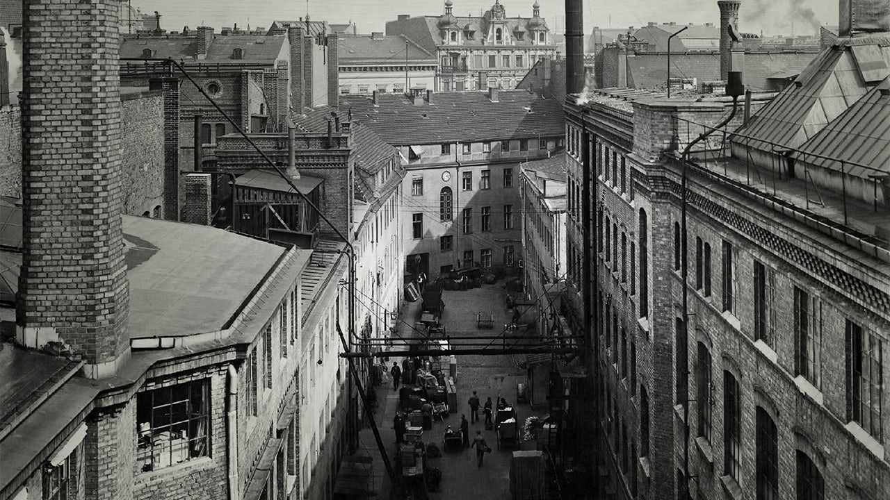 A view of Siemens & Halske’s production facility at Markgrafenstraße 94 in Berlin, ca. 1880.</br>