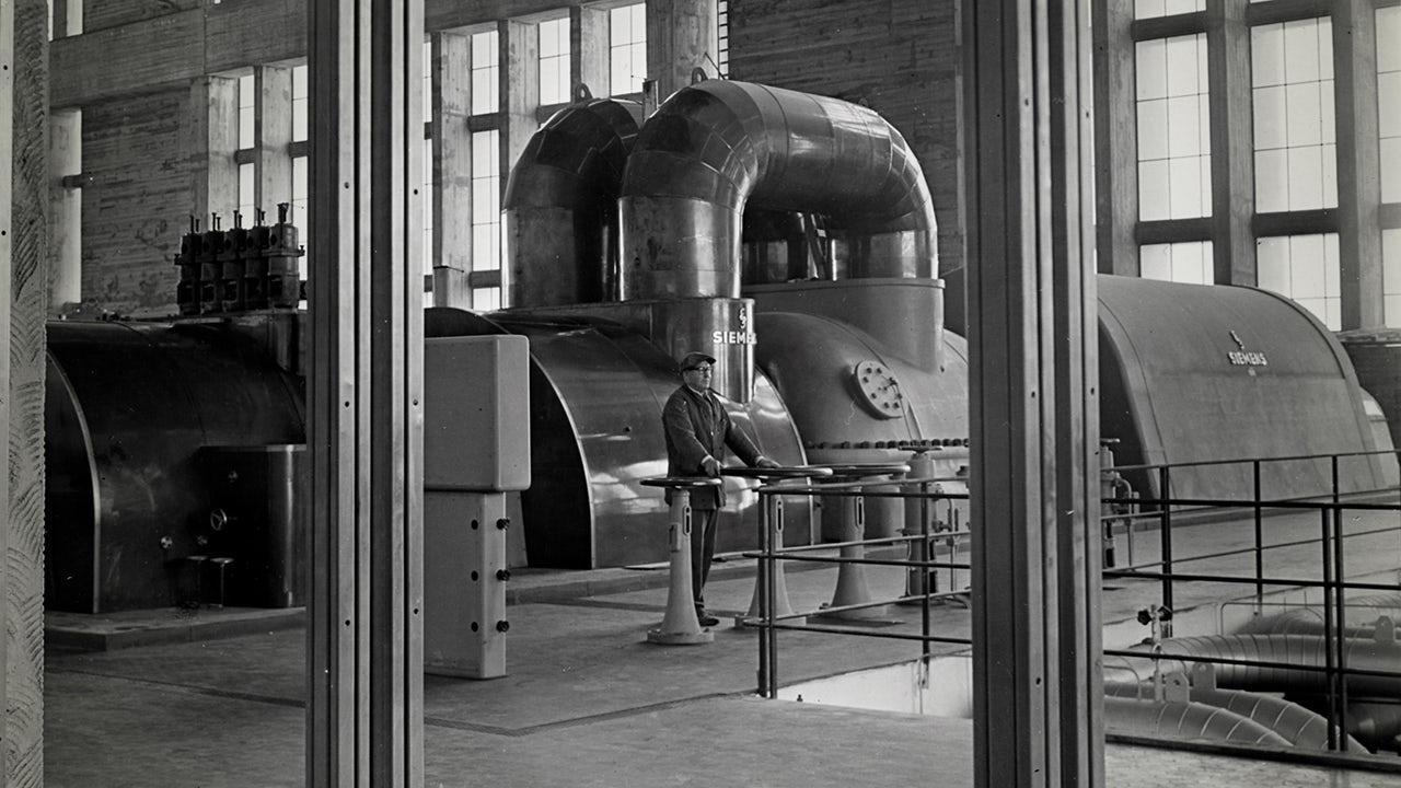 Machine room at the San Nicolás power plant, Argentina, 1956.</br>