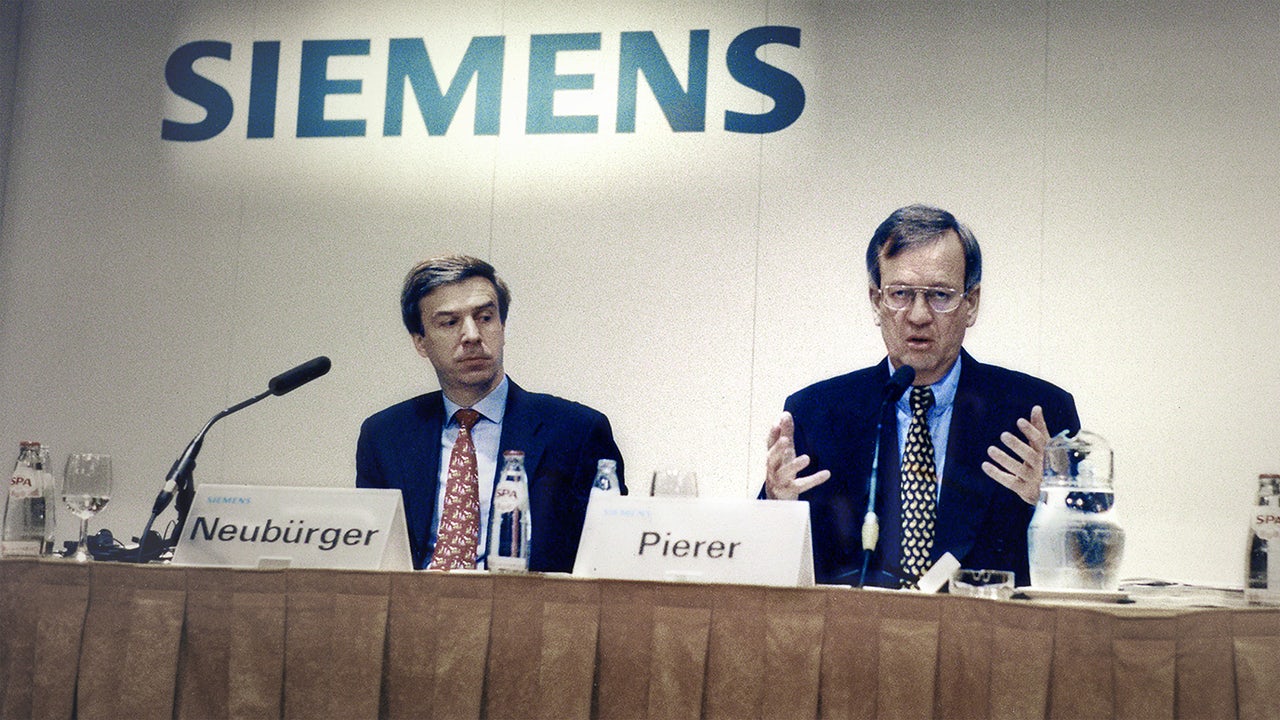 CFO Joachim Neubürger and CEO Heinrich von Pierer at the press conference in The Hague, Netherlands, 1998.