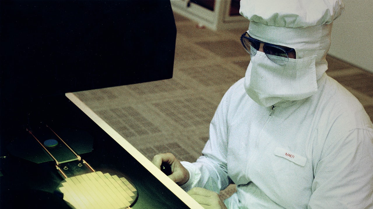 Chip production at the Siemens plant in Regensburg, 1989.
