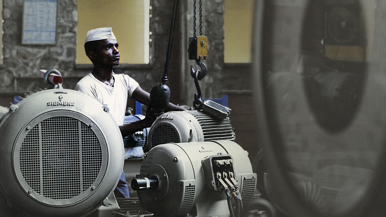 Motor production at the Siemens plant in Kalwa, India, 1970.</br>