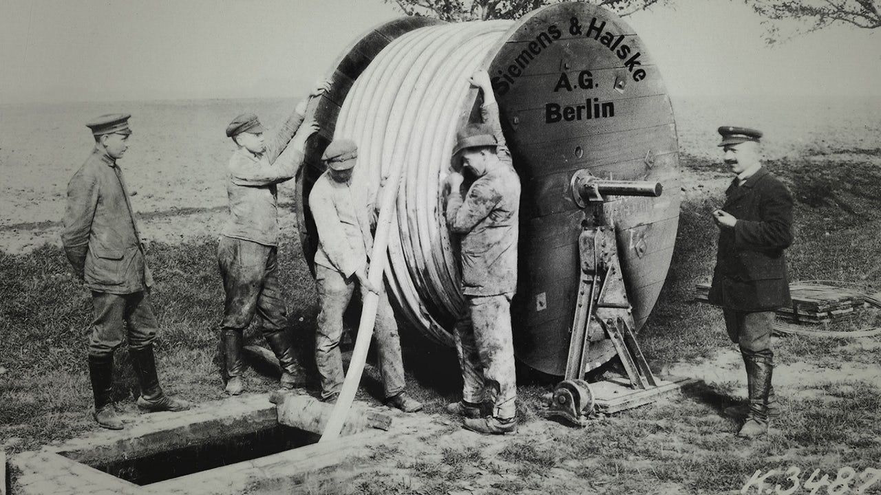 Laying of the Rhineland Cable between Berlin and Magdeburg, 1912.</br>