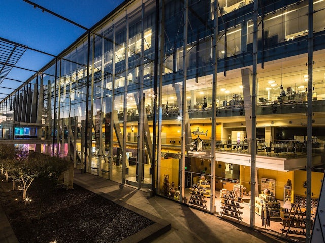 The image shows a group of people standing in front of a building with Siemens signage.