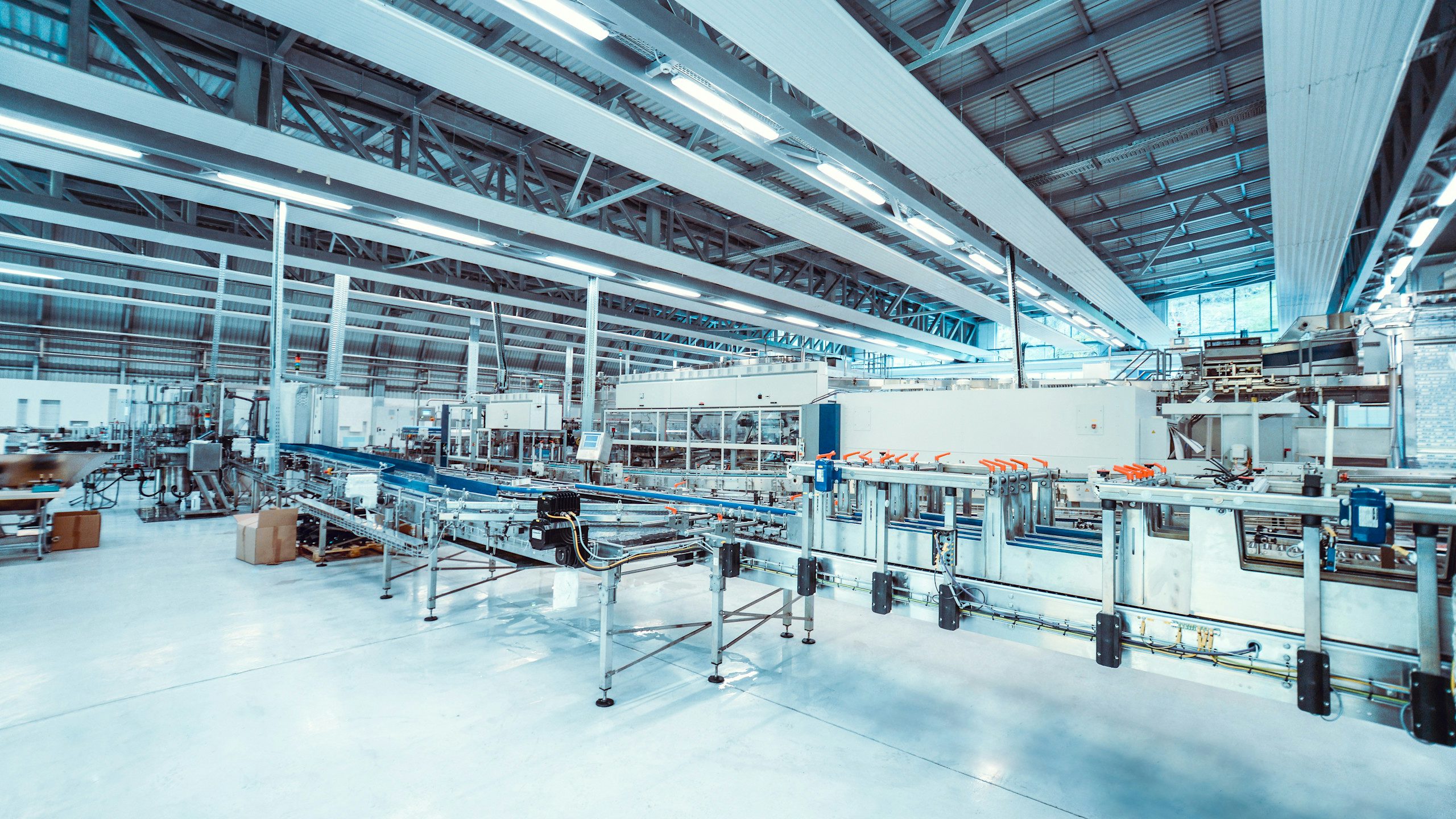 Production line used to bottle and transport water in a manufacturing plant.