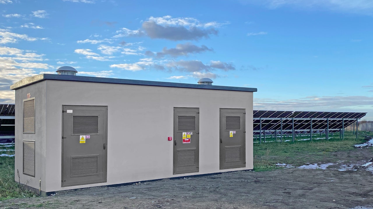 A Siemens power plant with a large electrical transformer and a metal structure.