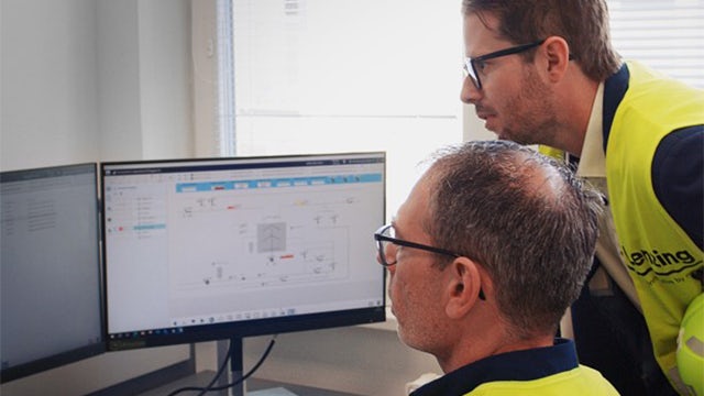 Lenzing employees using the Digital Twin to simulate production scenario.