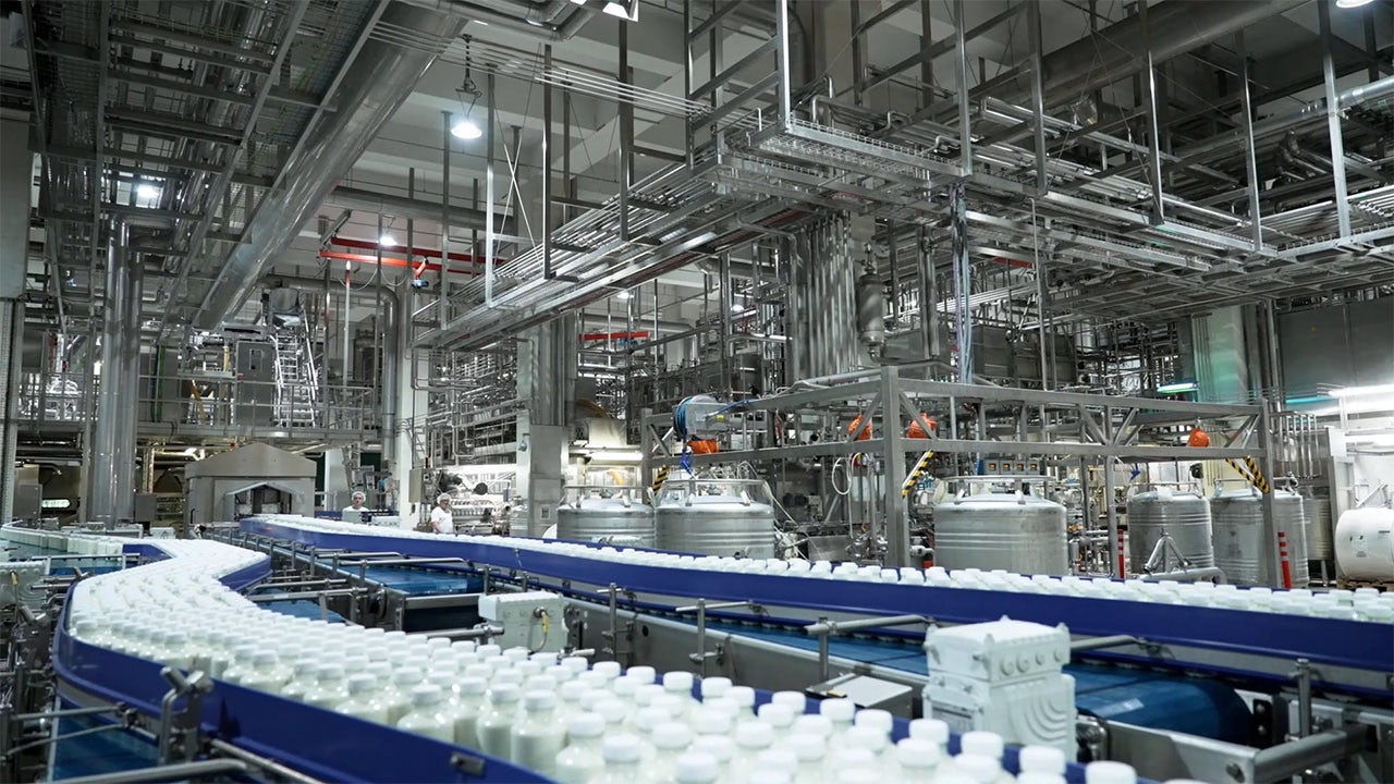 A conveyor belt with milk bottles at the Sachsenmilch dairy factory.