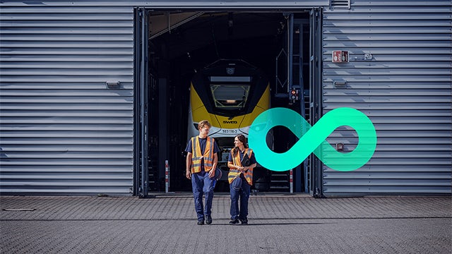 Service technician from Siemens Mobility Rail Services at work beneath a rail vehicle – checks the trach wheel