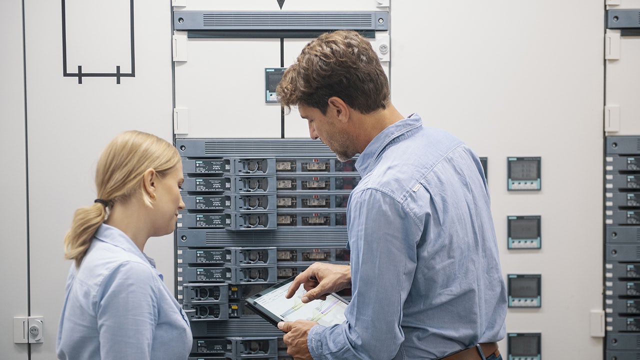 Smart power distribution operators ensure smooth operation with continuous maintenance.